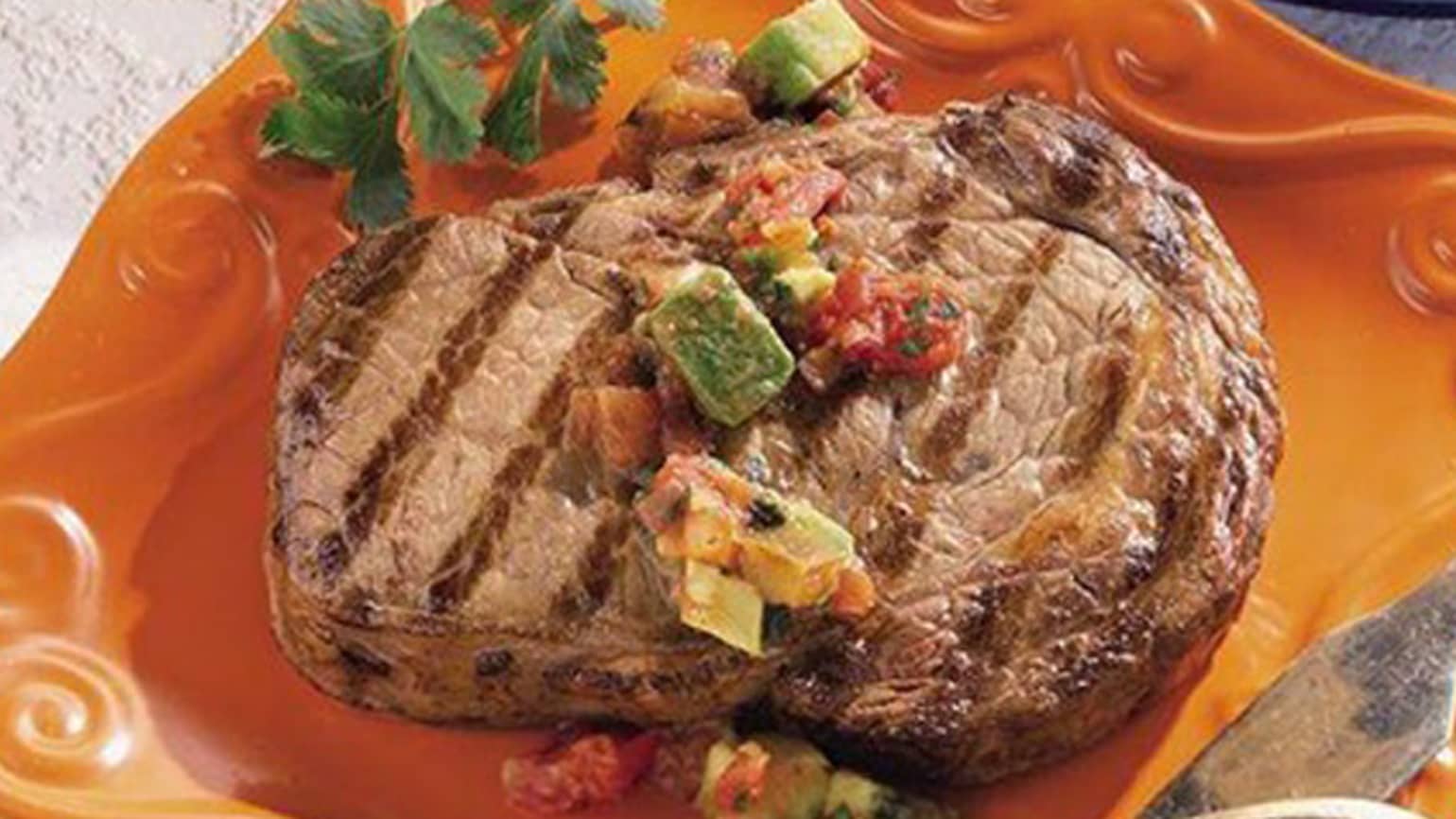 RIB-EYE-STEAKS CON  SALSA DI AVOCADO